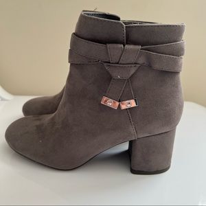 Kelly and Katie brand new boots are in their box color gray size 7